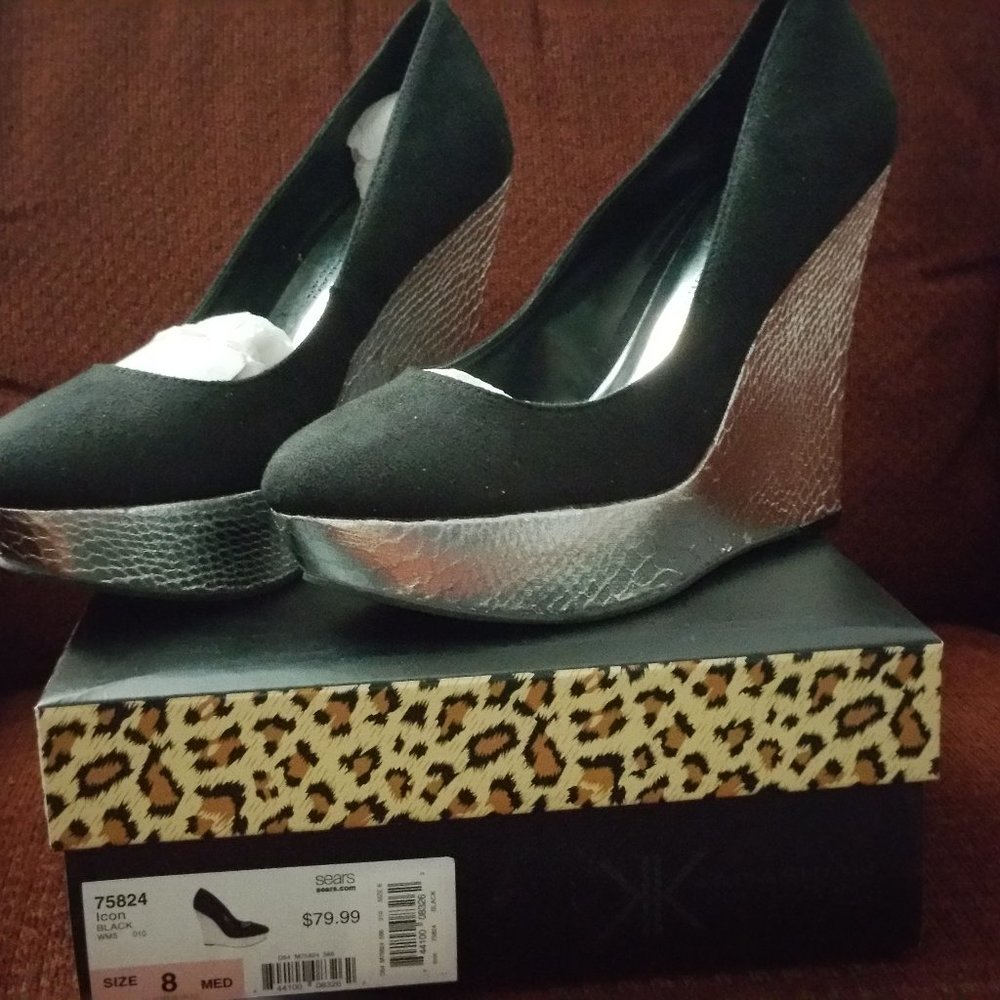KARDASHIAN COLLECTION WEDGIES SIZE 8 MEDIUM